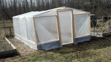 How To Build A Cheap Greenhouse - Thehomesteadingboards.com